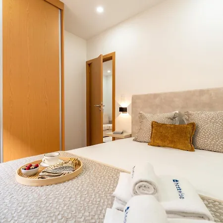 Bright & Spacious Flat In By Hostwise Apartman