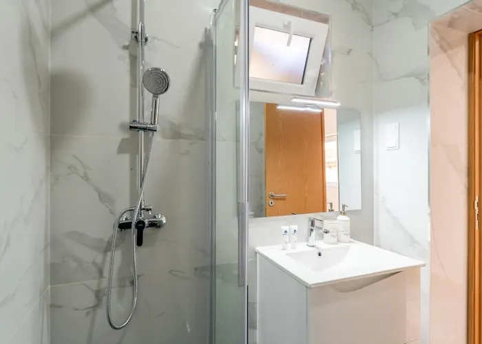 Bright & Spacious Flat In By Hostwise *